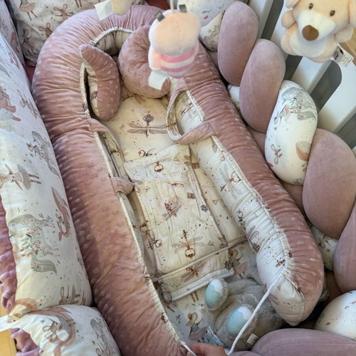 Baby Nest Winged Key like new with latex mattress and cotton fabric
