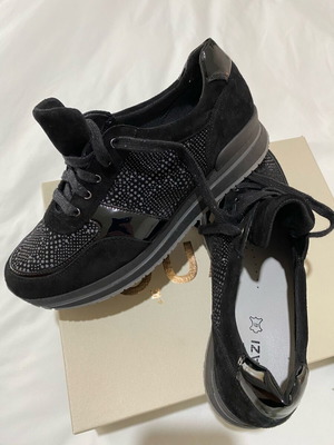 Quazi sneakers black natural leather like new, size 40