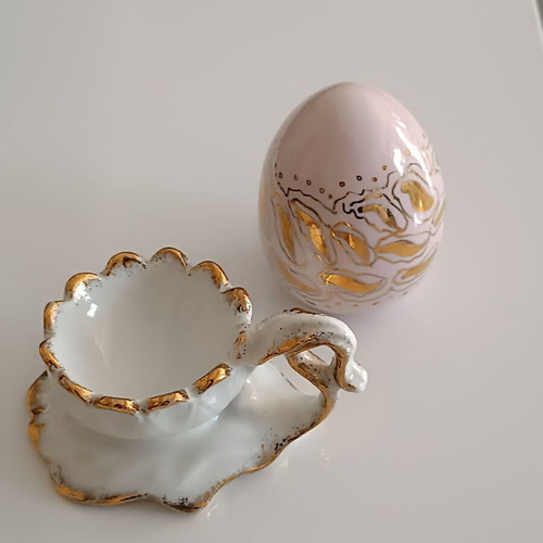 Porcelain egg like new, pink with gold details and stand