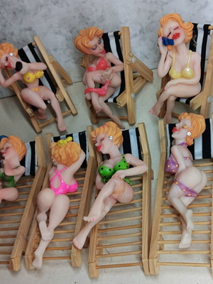 Ceramic humorous figurines with glass armchairs and sunbeds, pack of 7, new
