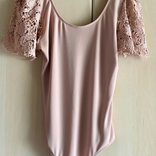 Madame Shou Shou bodysuit new, dusty pink with lace sleeves
