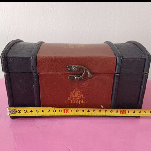 Dimple wooden trunk used with leather details