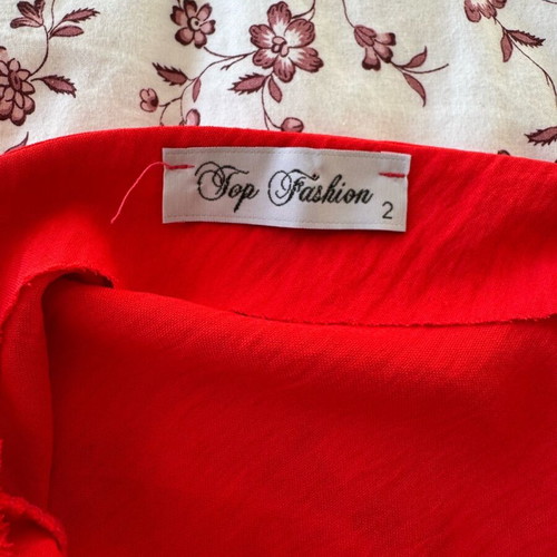 Two-tone T-shirt like new, size M, red and black