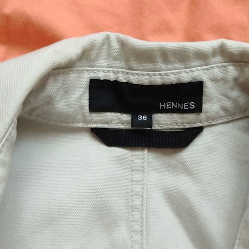 Summer short trench coat used in beige-gray color