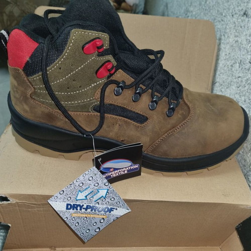 Aster safety boots, size 45, brown
