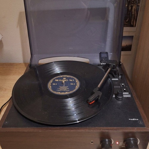 Nedis TURN220BN turntable with preamp and built-in speakers like new, brown