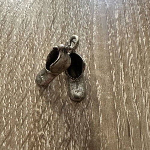 Vintage pendant charm shoe with antique design