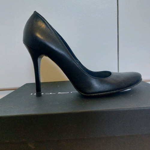 Black leather women's pump like new size 39