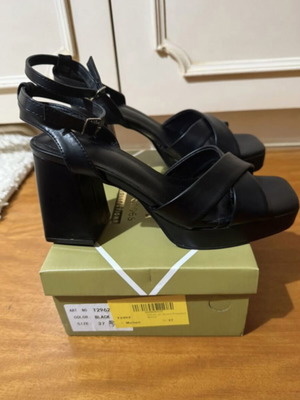 Luigi black sandals with crisscross straps and platform heel new