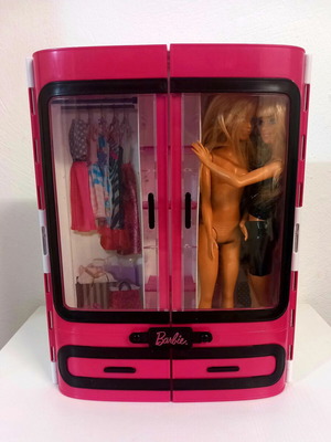 Barbie wardrobe used with 5 dolls