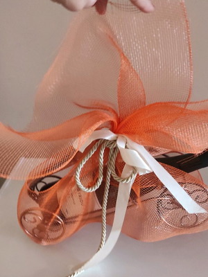 Metal bottle holder new in gift packaging
