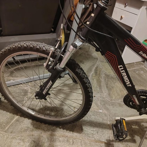 Clermont Tribal mountain bike used, 24 inch, front suspension, Shimano gears