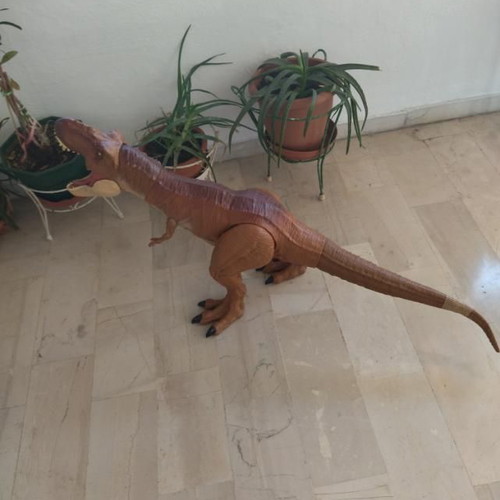 Jurassic World Mattel Dinosaur Figures used, 1 meter Tyrannosaurus and Gigantosaurus
