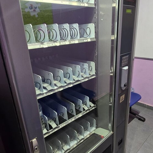 Vending machine 33-slot refrigerator used for drinks and snacks