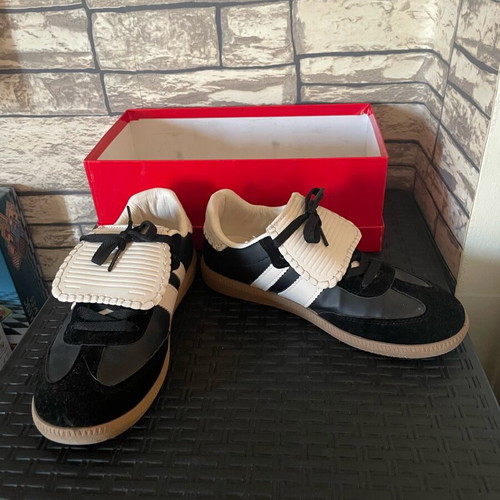 Sneakers size 37 like new, black and white with tongue design
