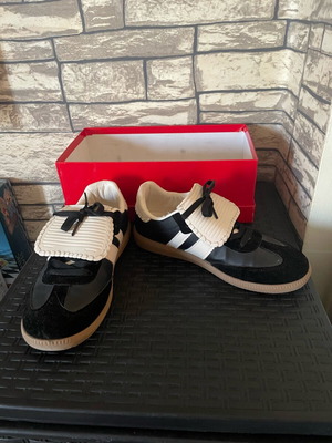 Sneakers size 37 like new, black and white with tongue design