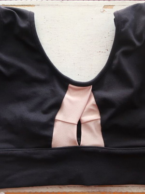 Quontum black top with pink detail Small like new