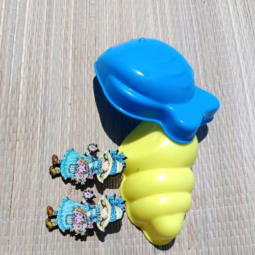 Sarah Kay wooden earrings new, blue