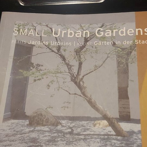 Book for Small Gardens in English and French like new