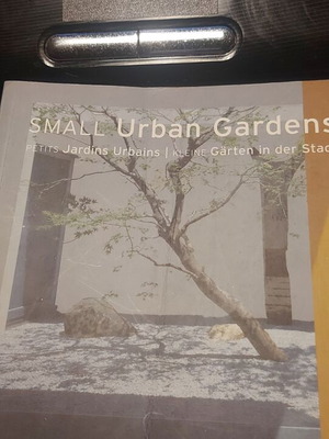 Book for Small Gardens in English and French like new