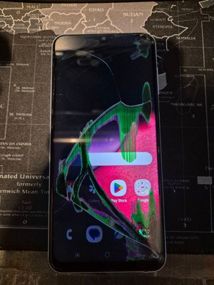 Samsung A137F 4GB/128GB smartphone with cracked screen