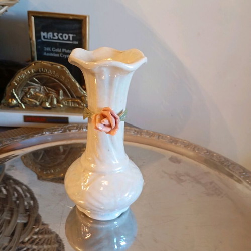 Small porcelain vase like new, vintage
