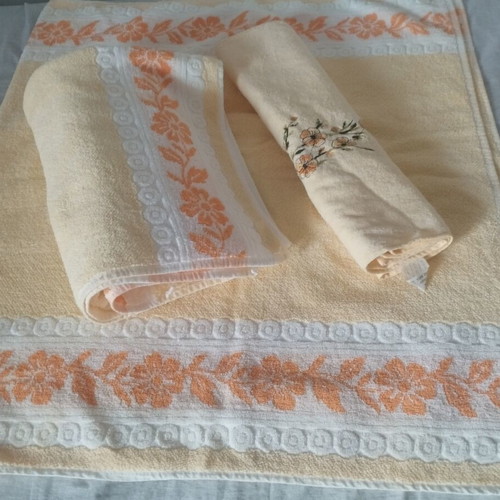 Towel set 3 pieces, like new, cream with floral embroidery