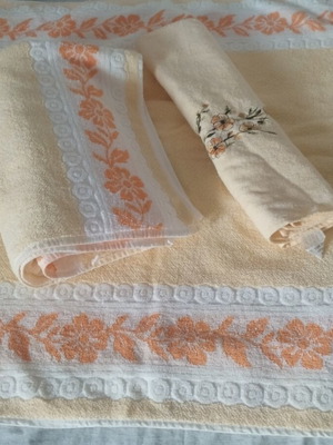 Towel set 3 pieces, like new, cream with floral embroidery