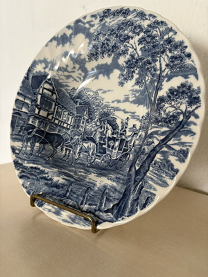 Royal Wessex England decorative plates and oval serving platter like new
