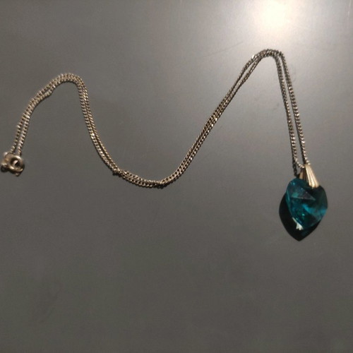 Heart pendant necklace new in green shade with thin chain