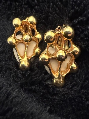 Vintage Atelier earrings used, gold color