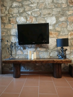 Χειροποίητο rustic έπιπλο τηλεόρασης / πάγκος από φυσικό ξύλο