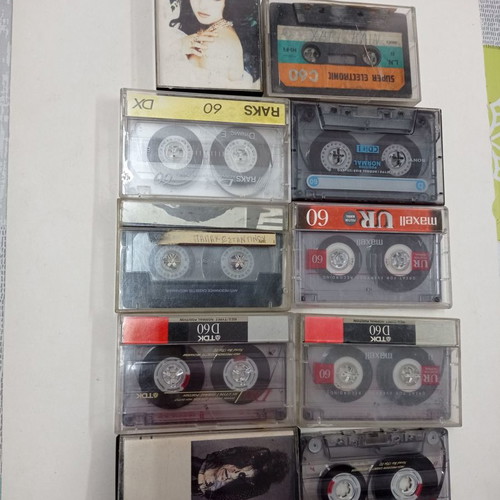 Hard cassette case used with 9 cassettes and one empty slot