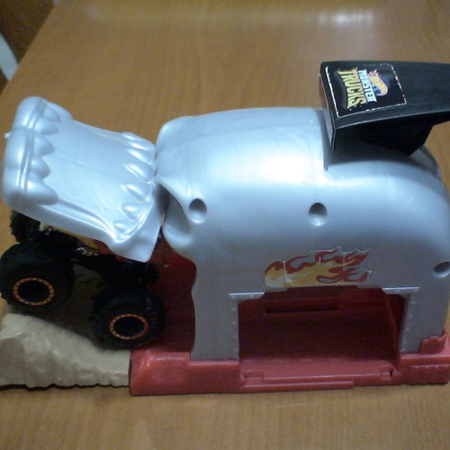 Hot Wheels Monster Trucks Pit Launch & Jam playset used 1:64 2021
