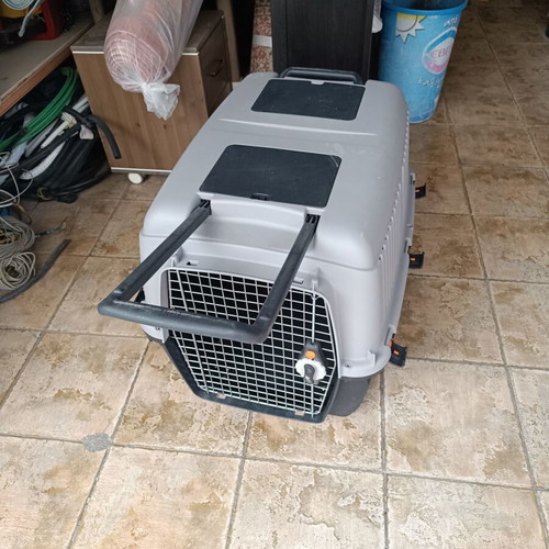 Bergamo dog transport crate like new, approved for airplane travel