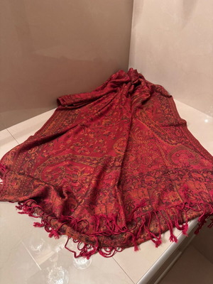 Cotton and silk scarf in red, like new