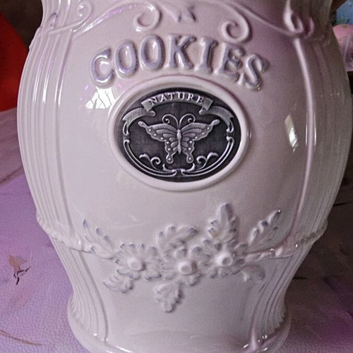 Large ceramic cookie jar like new