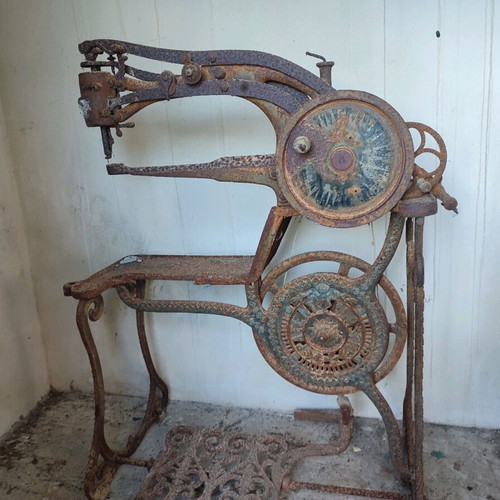 Antique cobbler sewing machine used, collectible