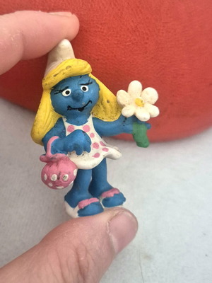 Smurfette Peyo Schleich figure used with flowers