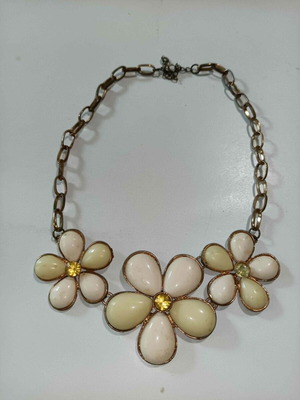 Vintage necklace with three large beige daisies and gold chain like new