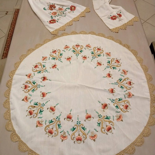 Set of Tsevres round tablecloth, runner and 2 napkins new