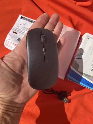 Безжична Bluetooth мишка с 2,4 GHz свързване и USB зареждане