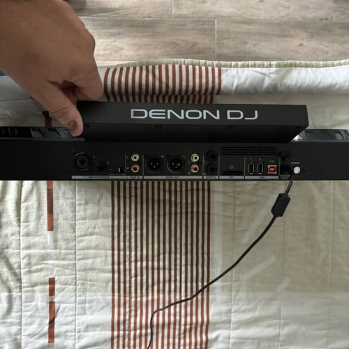 Denon SC Live 4 DJ Controller like new with carrying bag and cover