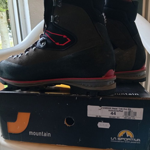 La Sportiva Nepal Trek Evo GTX hiking boots size 44, gift included