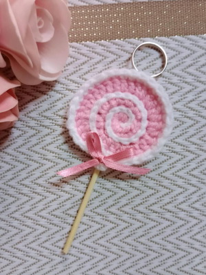Knitted lollipop favor