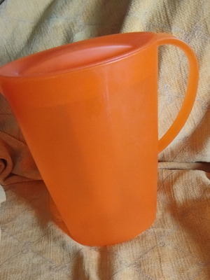 Water jug like new with ice cube holder