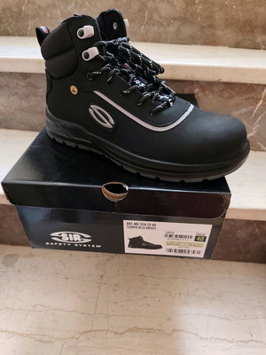 Παπούτσια εργασίας καινούργια Νο 40 στο κουτί τους