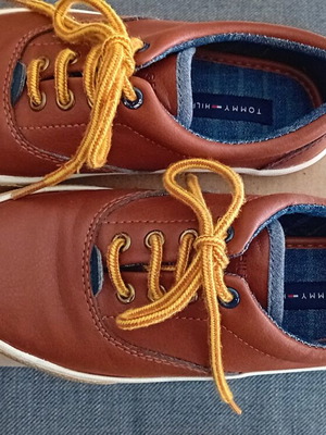 Tommy Hilfiger kids sneakers size 31 like new brown