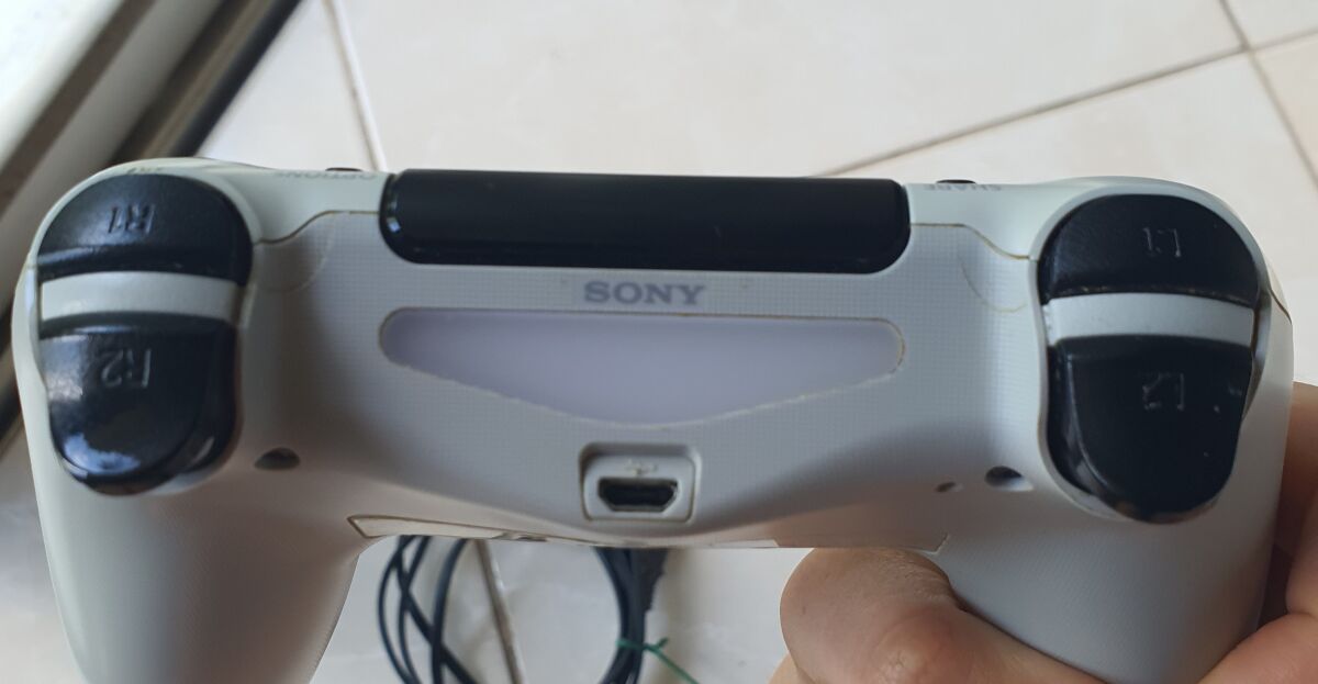 PlayStation 4 500GB like new with 2… - € 185,00 - Vendora.cy