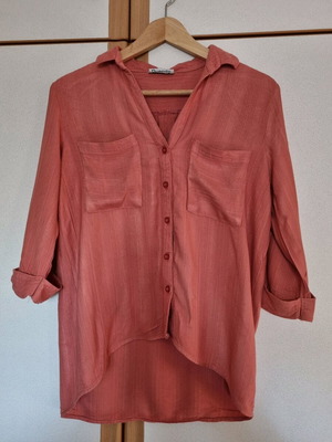 Shirt used 65% cotton 35% polyester, size S